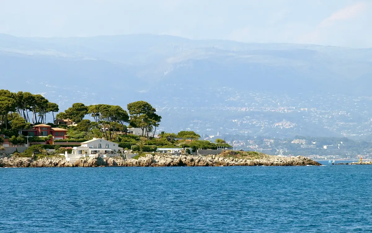 Presqu’île boisée de la baie de Nice, villas dispersées sous les collines et les montagnes de l’arrière-pays